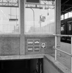 170734 Afbeelding van pictogrammen in de nieuwe huisstijl van N.S. boven de perrontunneltrap van het N.S.-station Leiden.